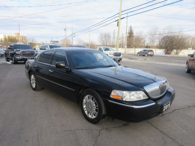 2011 Lincoln Town Car Signature Limited for sale in Peterborough, ON by ...