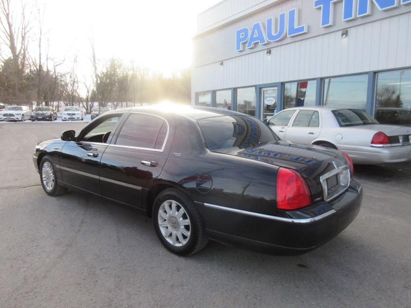 2011 Lincoln Town Car Signature Limited for sale in Peterborough, ON by