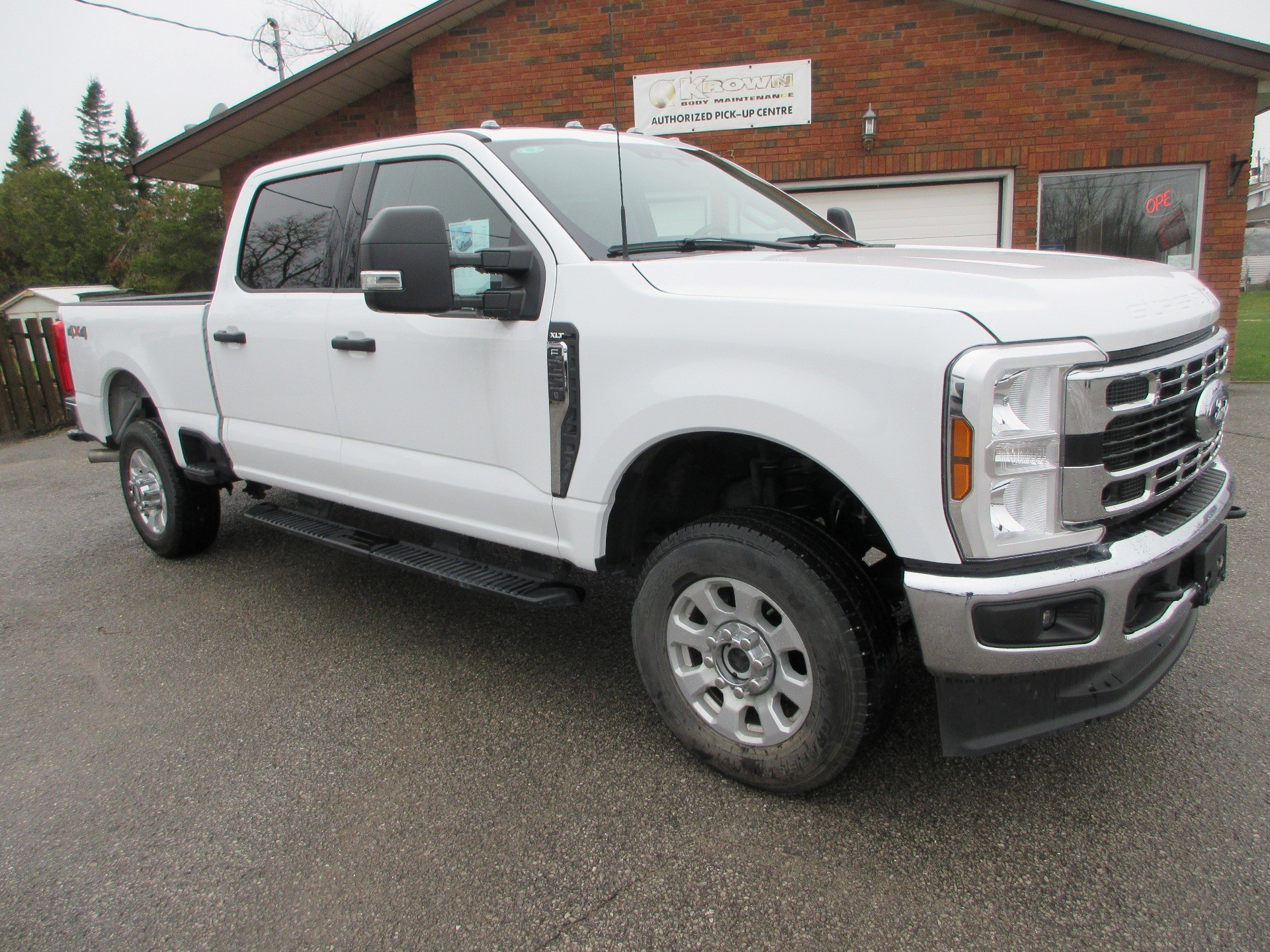 Oxford White 2024 Ford F-250 Super Duty Pickup Truck Four-Wheel Drive 6-Speed Automatic
