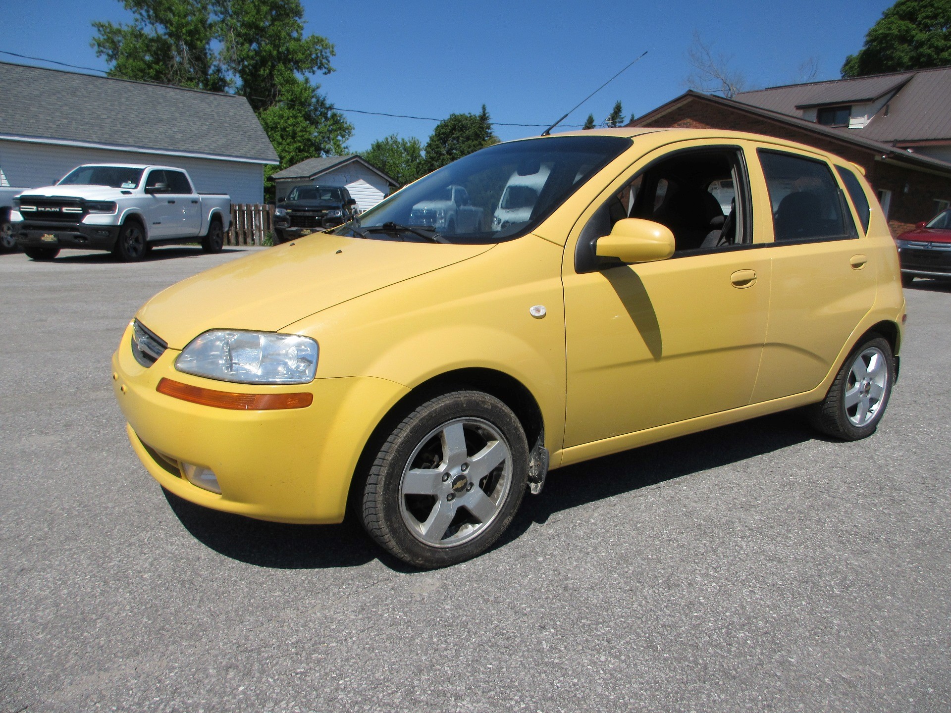 Summer Yellow 2006 Chevrolet Aveo 5 LT Hatchback FWD Hatchback Front-Wheel Drive 4-Speed Automatic