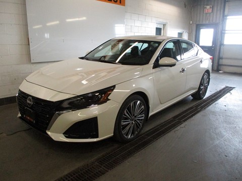 Photo of 2024 Nissan Altima Platinum AWD for sale at Auto Connect Sales in Peterborough, ON