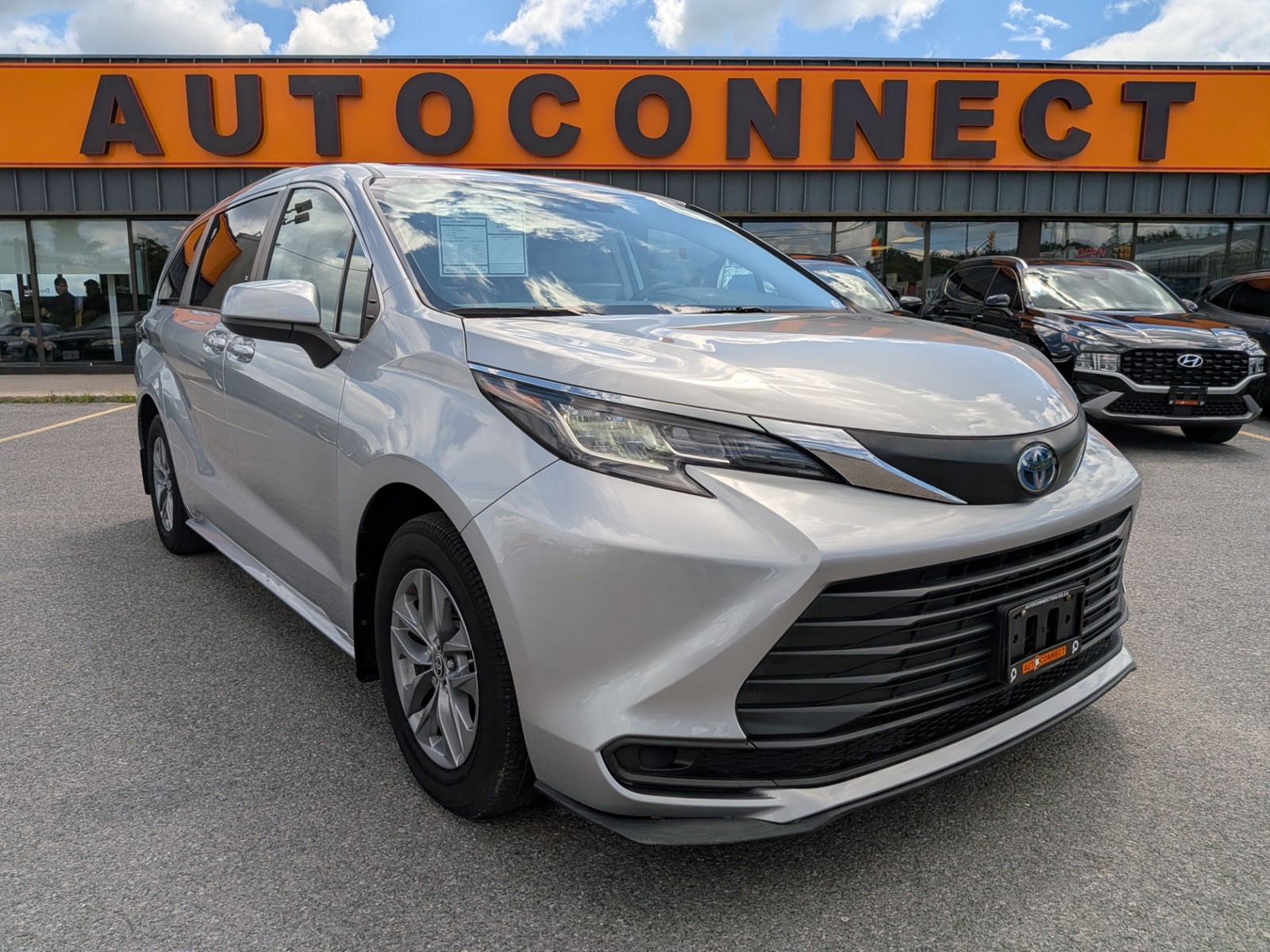 Photo of 2022 Toyota Sienna LE Hybrid for sale at Auto Connect Sales in Peterborough, ON
