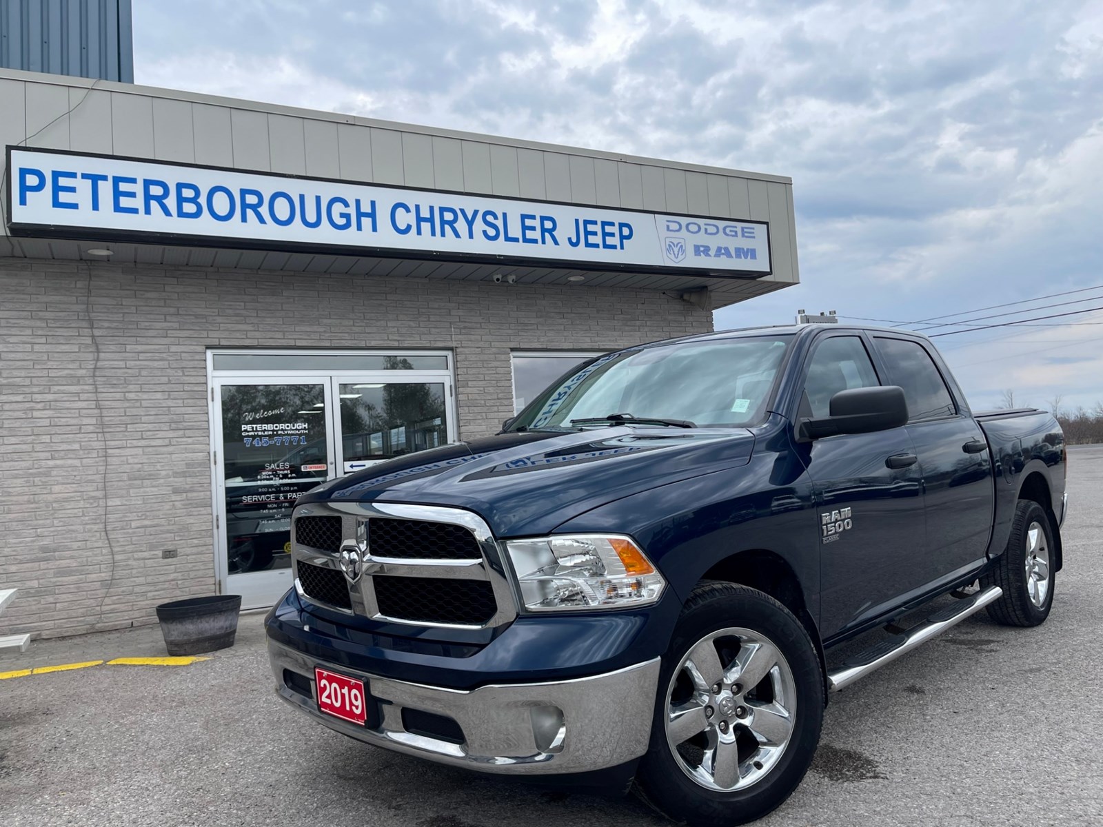 Photo of 2019 RAM 1500 Classic SXT Crew Cab for sale at Peterborough Chrysler in Peterborough, ON