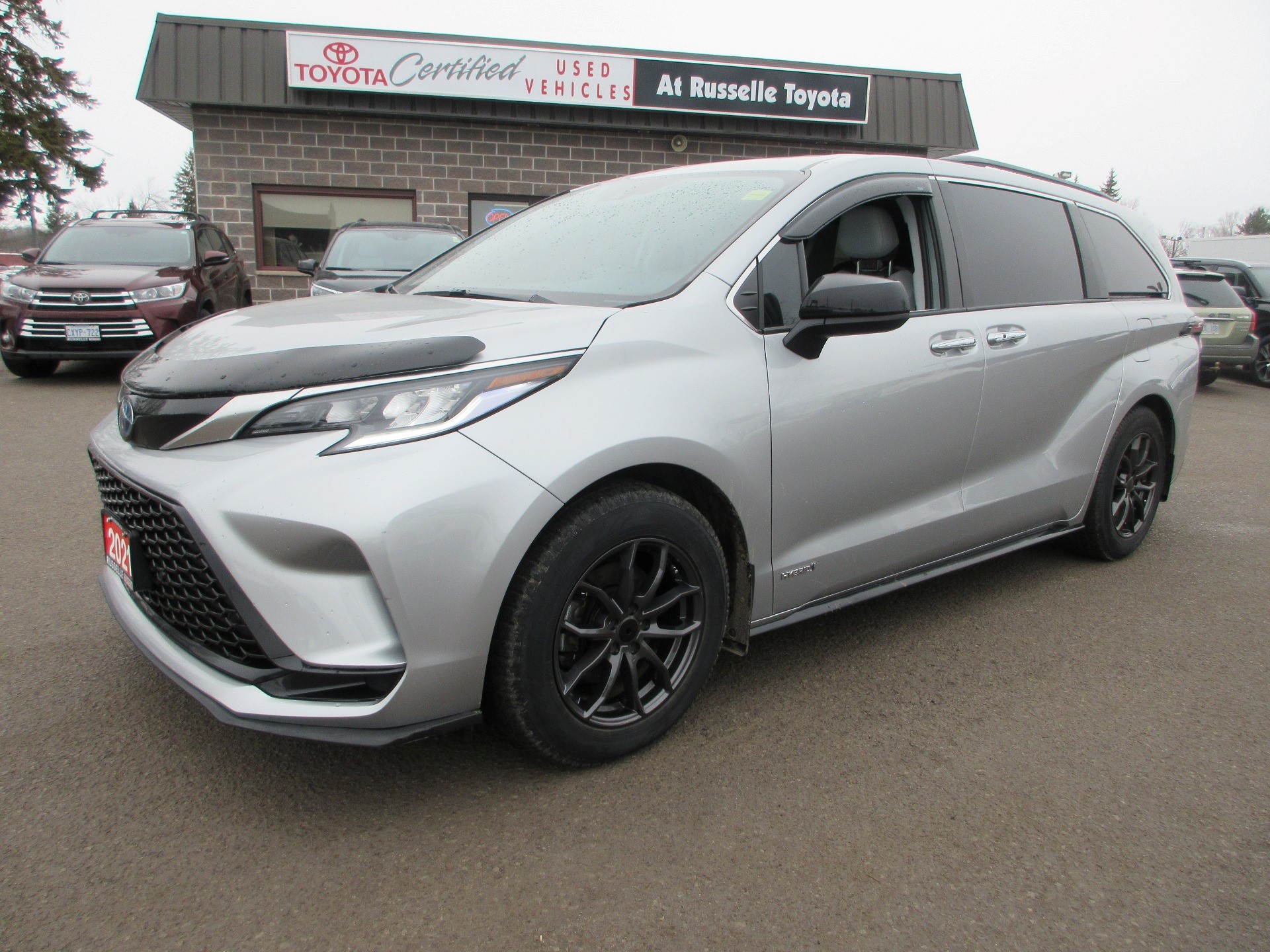 Celestial Silver Metallic 2021 Toyota Sienna XSE 7-Passenger FWD Minivan Front-Wheel Drive Continuously Variable Transmission