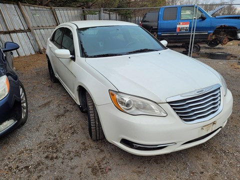 Photo d'une 2013 Chrysler 200   à vendre chez Kenny Peterborough à Peterborough, ON