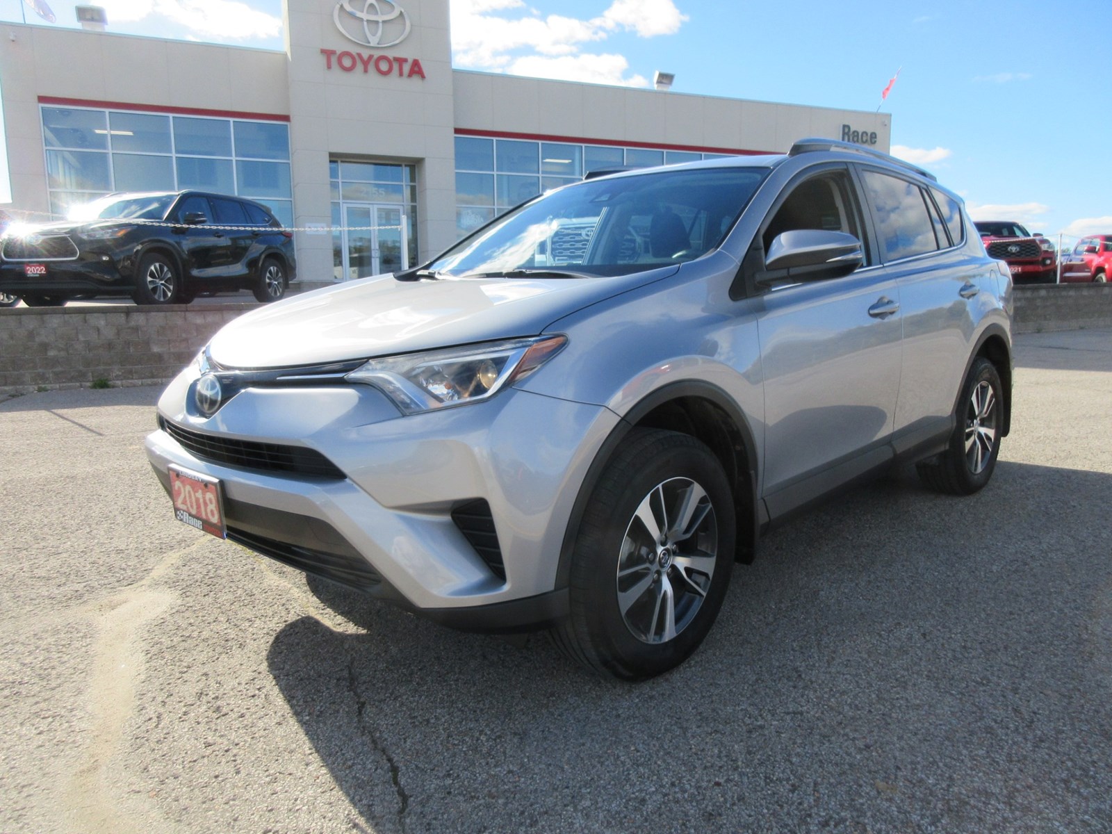  2018 Toyota RAV4 LE FWD  Race Toyota  Lindsay, ON