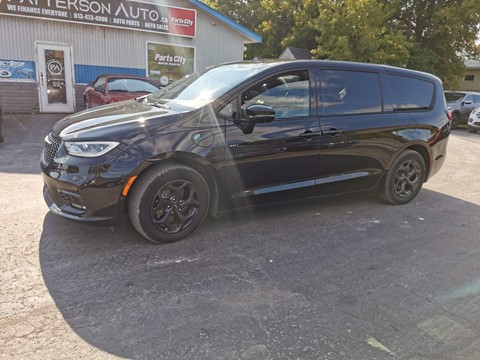 Photo of 2022 Chrysler Pacifica Hybrid Limited  for sale at Patterson Auto Sales in Madoc, ON