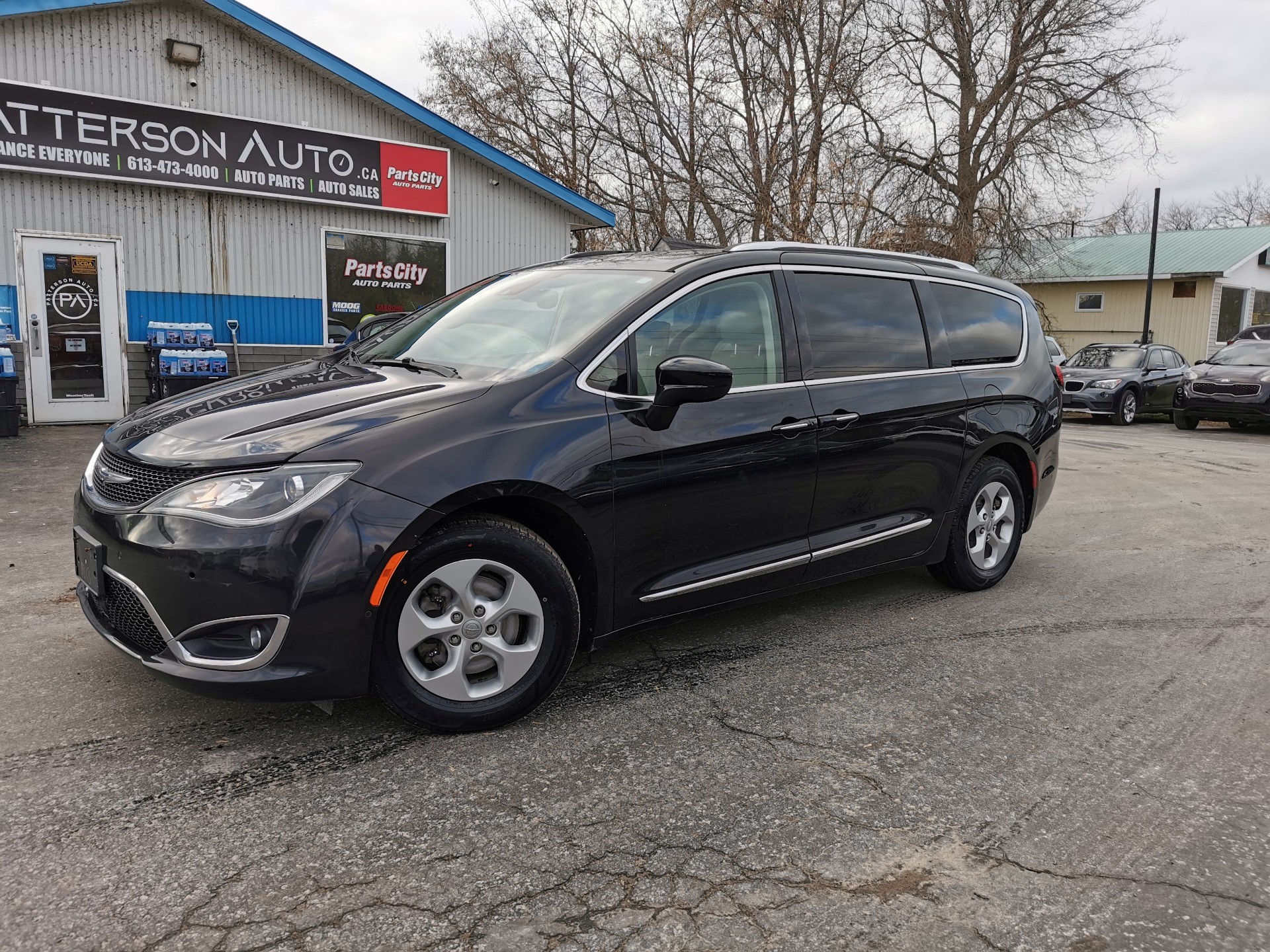 Brilliant Black Crystal Pearl Coat 2017 Chrysler Pacifica Minivan Front-Wheel Drive 9-Speed Automatic