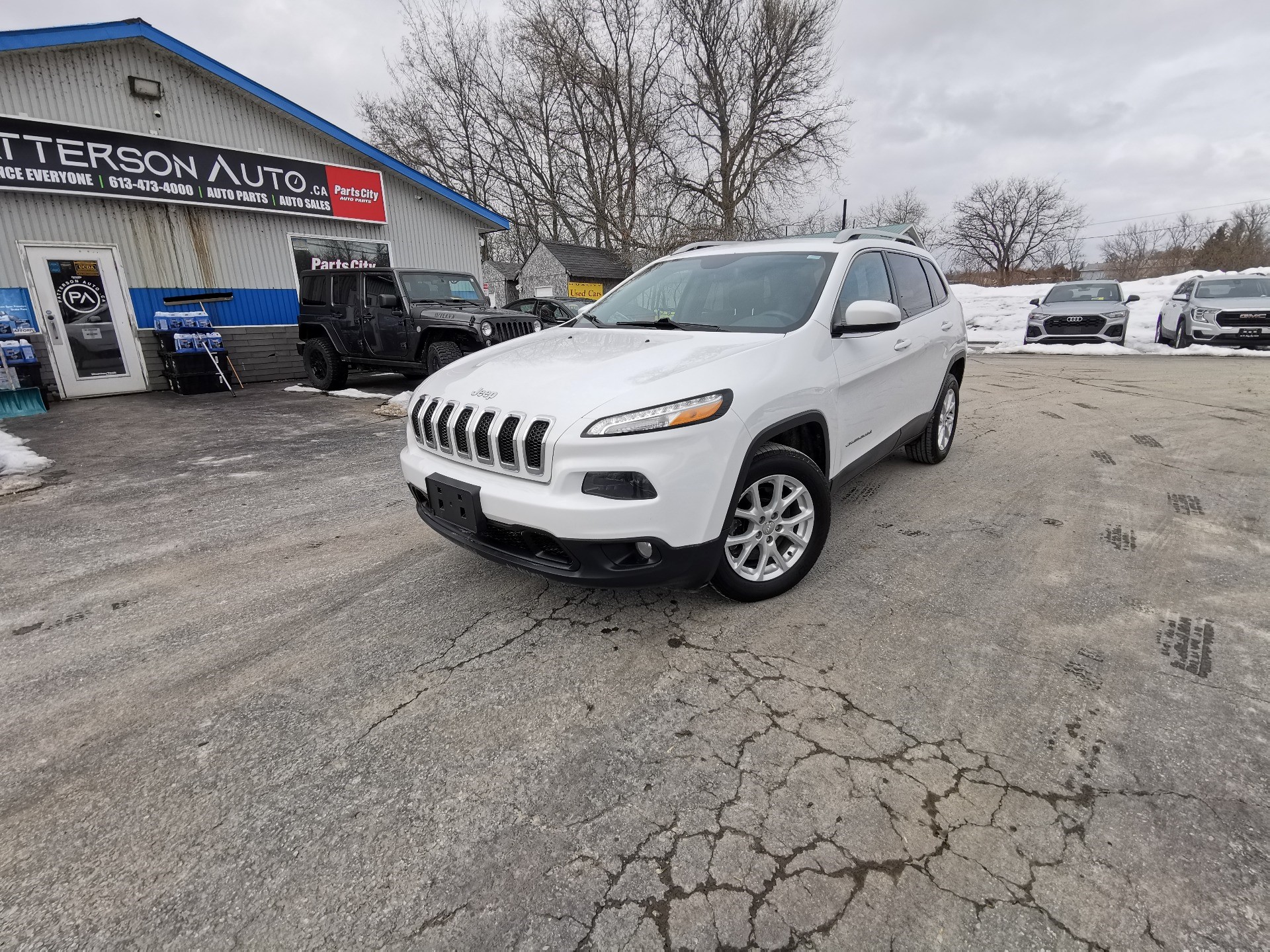 Bright White Clear Coat 2016 Jeep Cherokee Latitude FWD SUV / Crossover Front-Wheel Drive 9-Speed Automatic