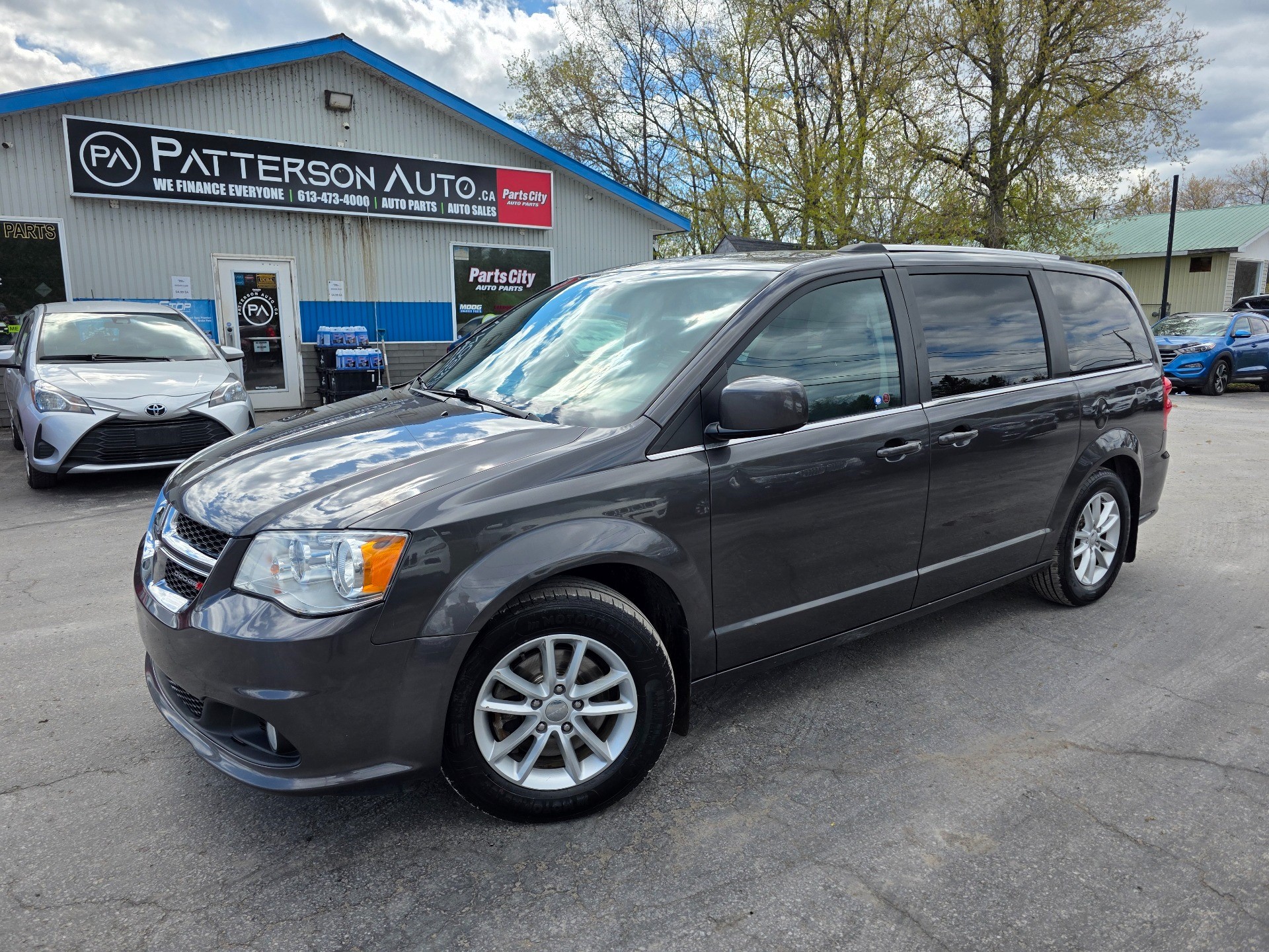 Granite Pearl Coat 2019 Dodge Grand Caravan SE Plus FWD Minivan Front-Wheel Drive 6-Speed Automatic