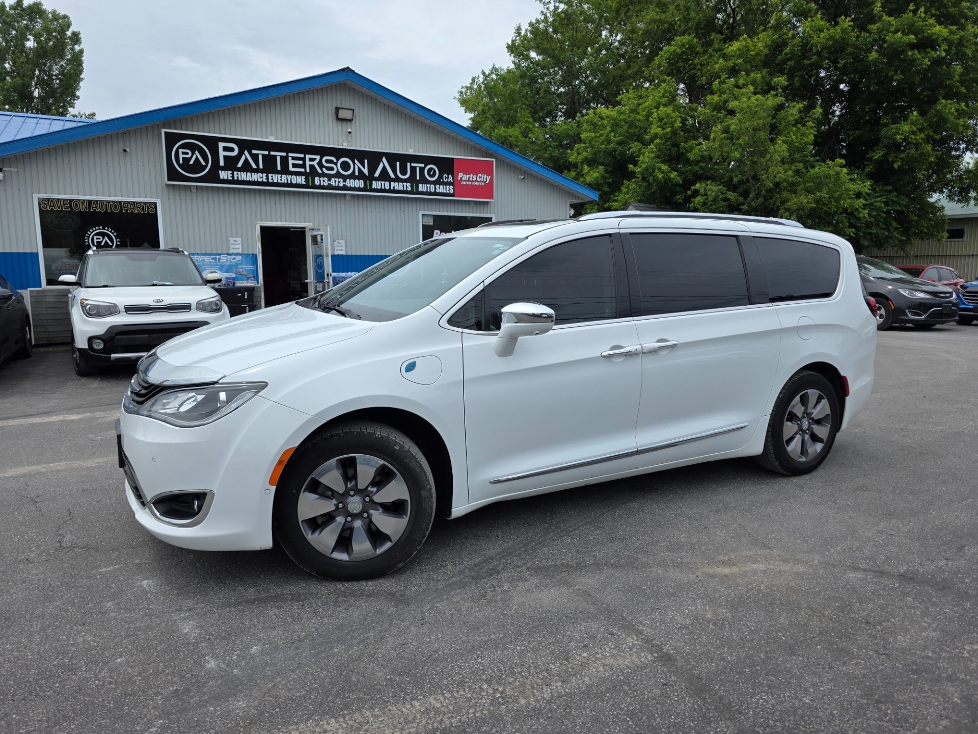 Bright White Clear Coat 2018 Chrysler Pacifica Hybrid Minivan Front-Wheel Drive Continuously Variable Transmission