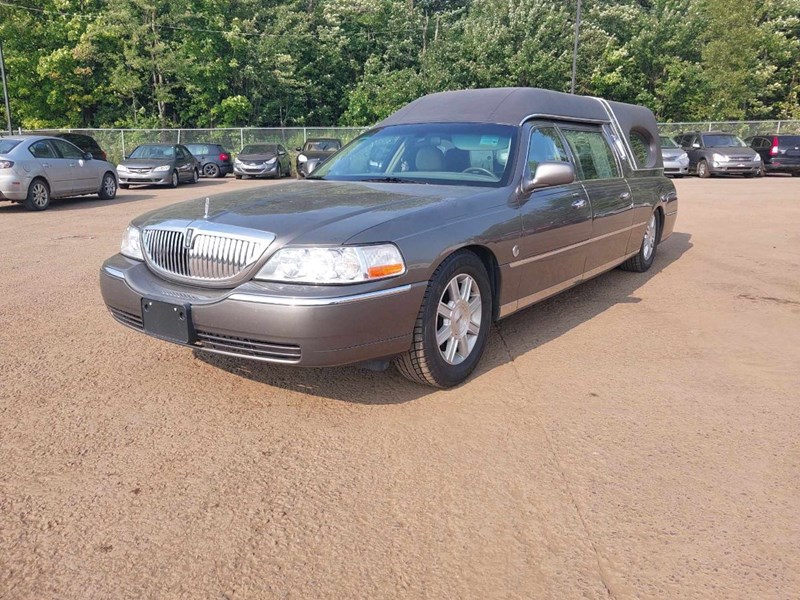 Photo of  2008 Lincoln TownCar   for sale at Kenny Saint-Augustin in Saint-Augustin-de-Desmaures, QC