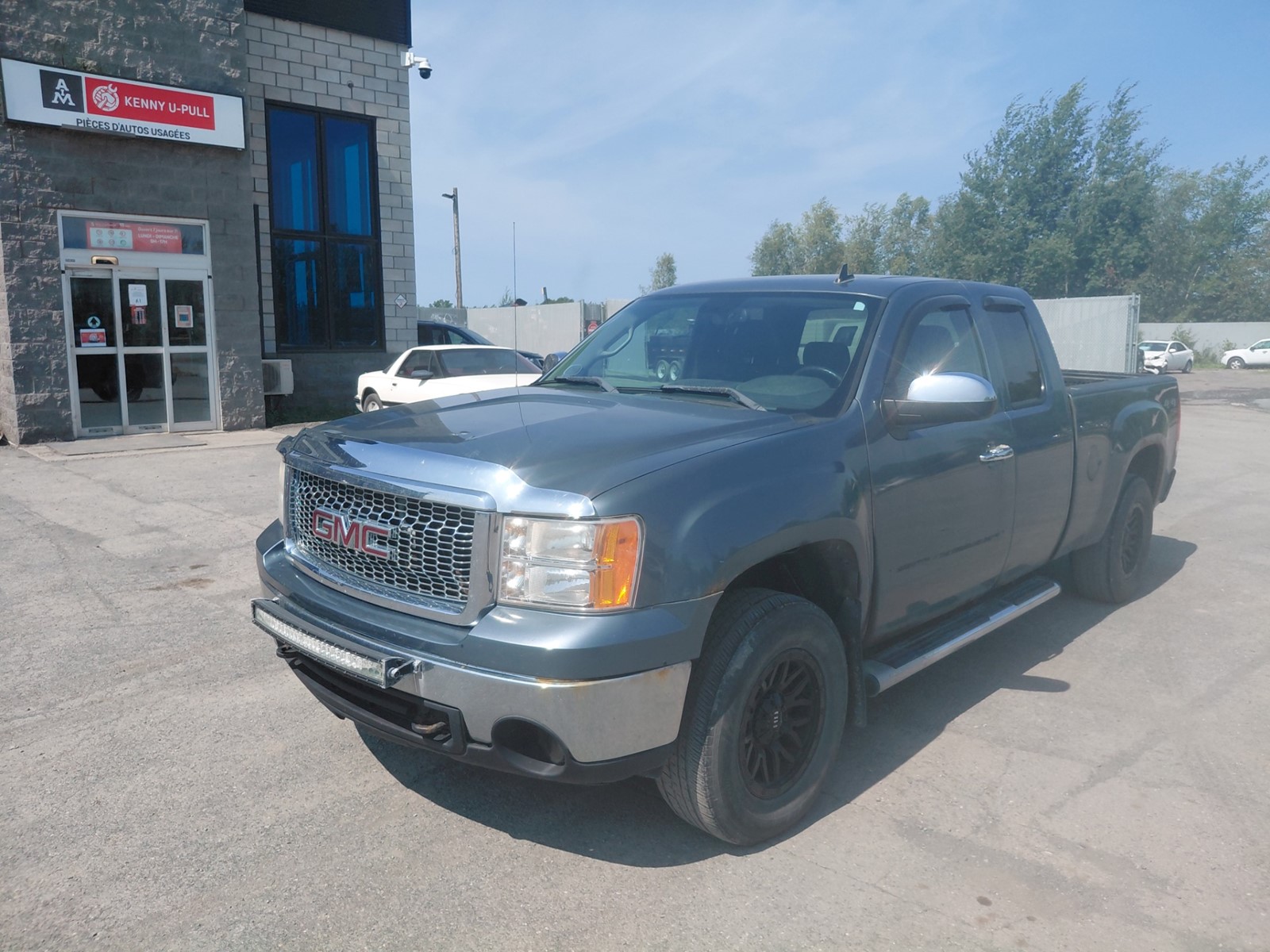 Photo of 2011 GMC Sierra 1500 SLE  for sale at Kenny Drummondville in Drummondville, QC