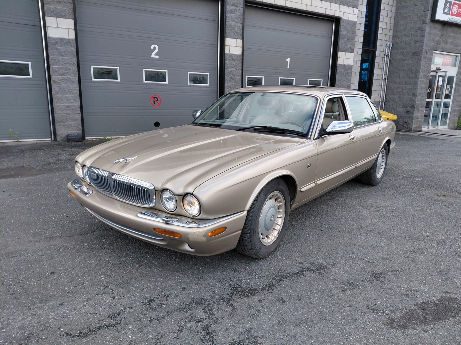 Photo of 1998 Jaguar XJ Sedan   for sale at Kenny Drummondville in Drummondville, QC