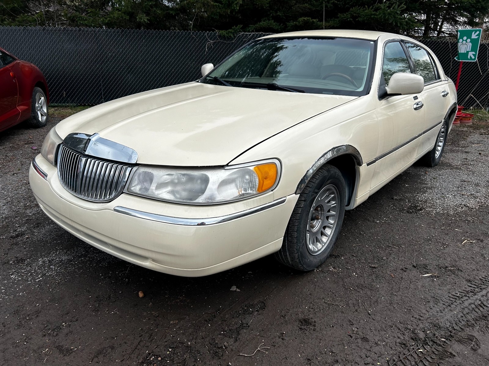 Photo of 2000 Lincoln Town Car Cartier  for sale at Kenny Saint-Lazare in Saint-Lazare, QC